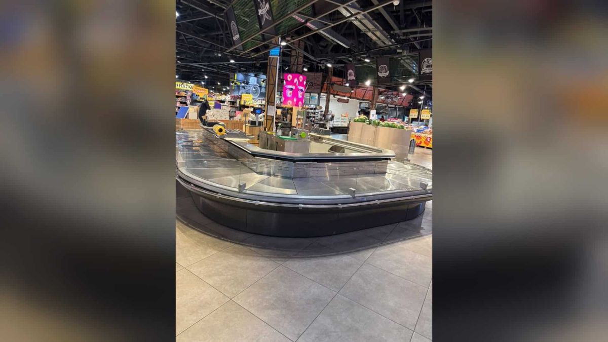 Продукти в Києві можуть подорожчати на 5–20% через удари по складах Прикасова зона супермаркету в Києві; ритейлери переглядають логістику після ударів по холодних складах