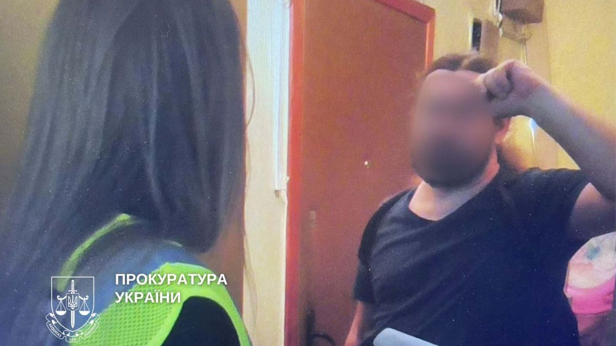Деснянський суд засудив киянина до 9,5 років за збут наркотиків Підозрюваний спілкується з правоохоронцем
