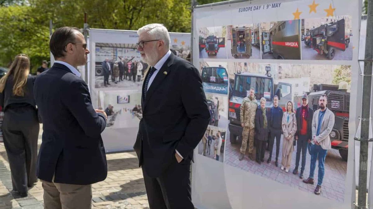 Мер Києва Кличко та посли відкривають фотовиставку «Україна – Європа. Єдність, перевірена часом» на Михайлівській площі