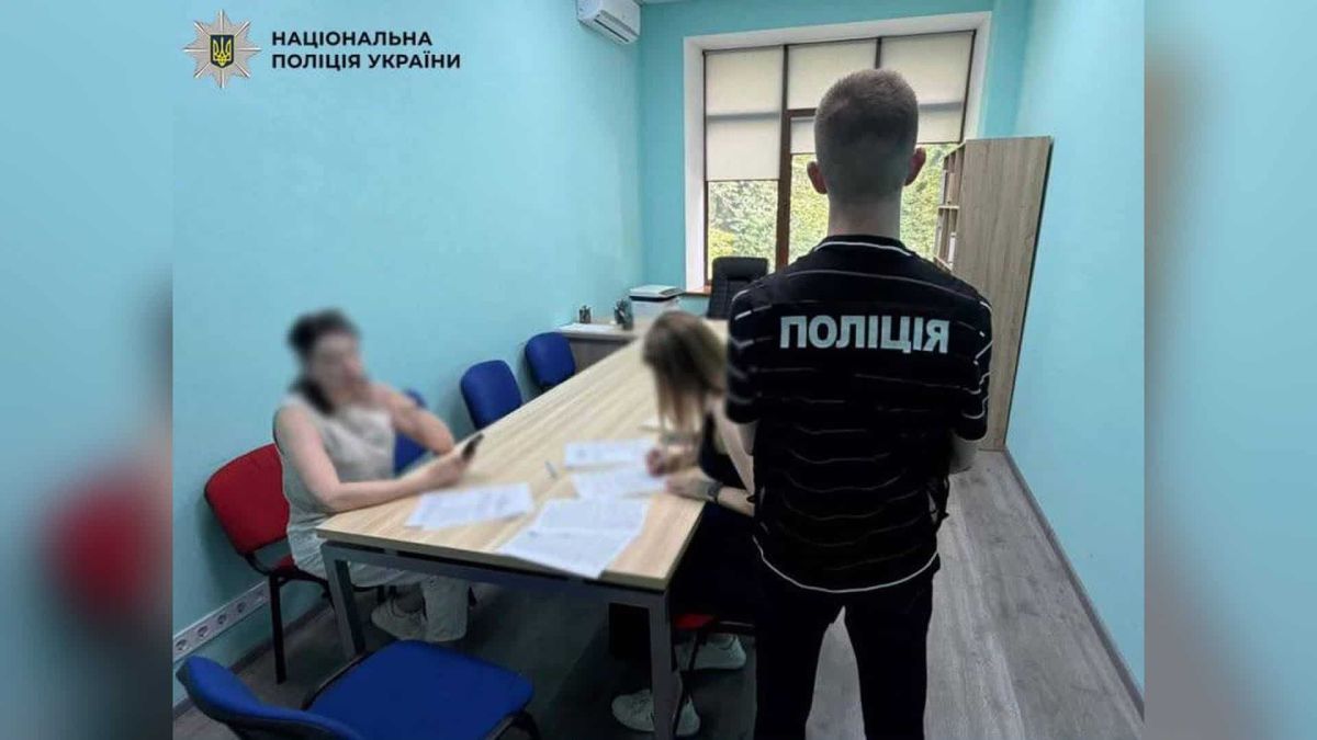 Посадовицю «Освітньої агенції Києва» судитимуть за 700 тис. грн Слідчі опитують підозрювану посадовицю в кабінеті поліції у справі про розтрату бюджетних коштів на закупівлі шкільного обладнання