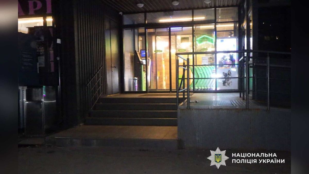 Поліцейські затримали підозрюваного у нападі з гострим предметом у супермаркеті у Деснянському р-ні Києва