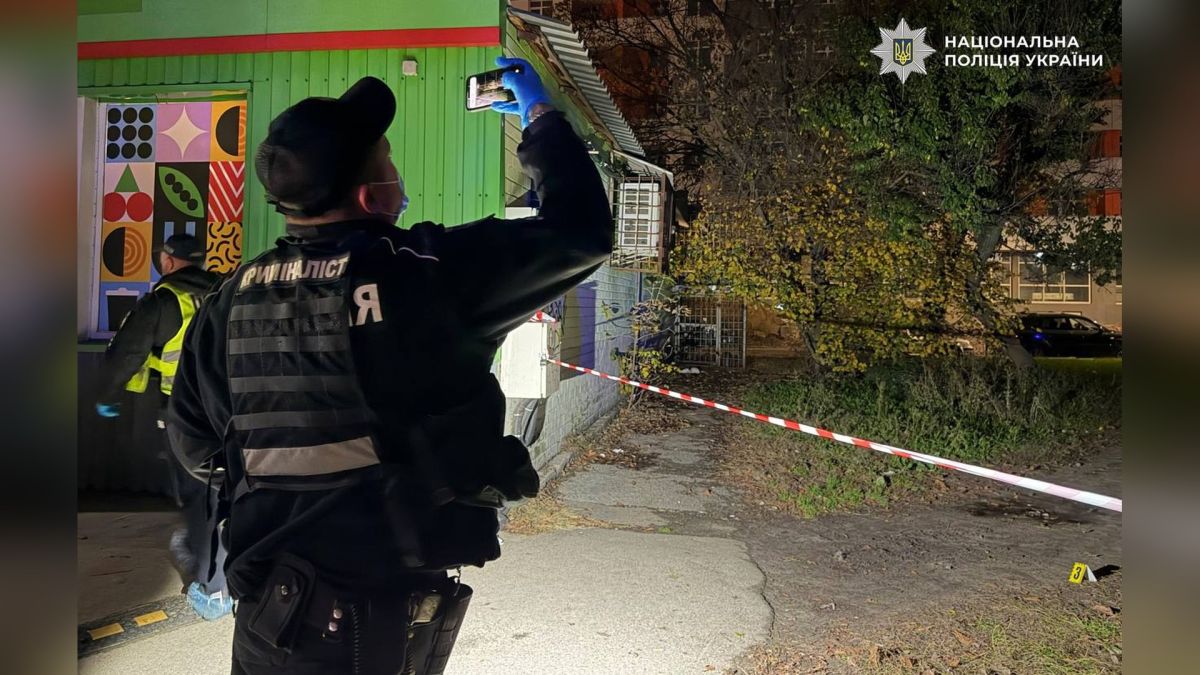 Поліція Києва біля місця стрілянини у Святошинському р-ні, де загинув 23-річний чоловік