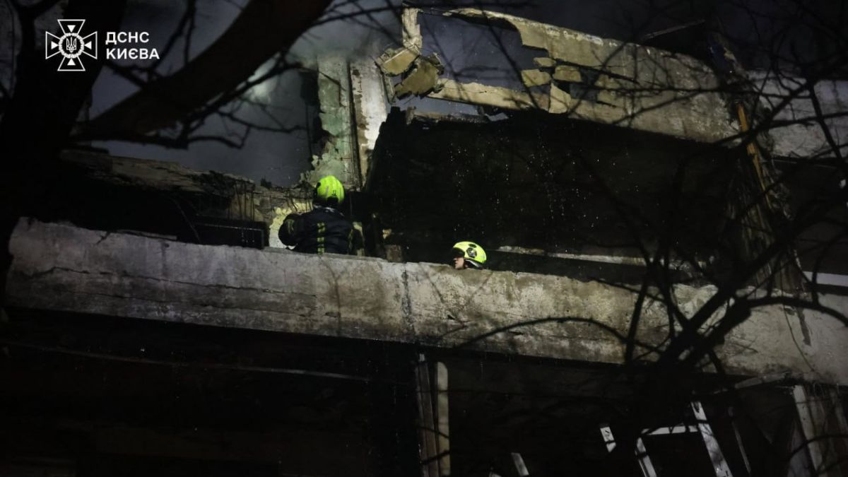 ДСНС гасять балкон в Києві