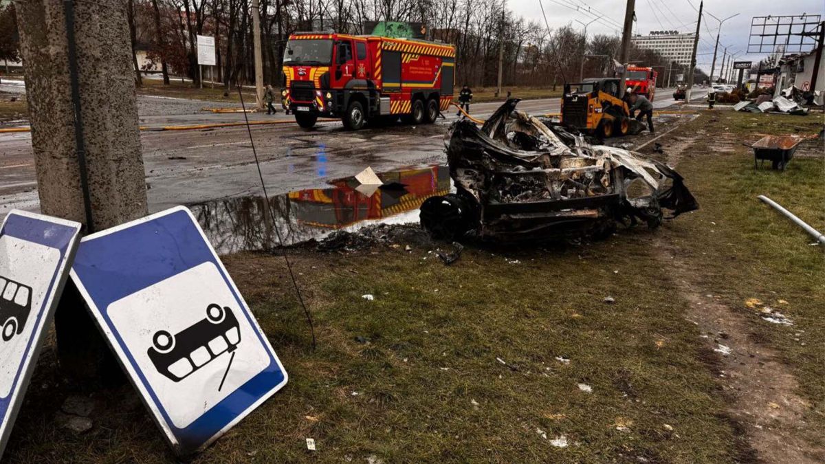 Ратувальники розчищають дорогу після обстрілів