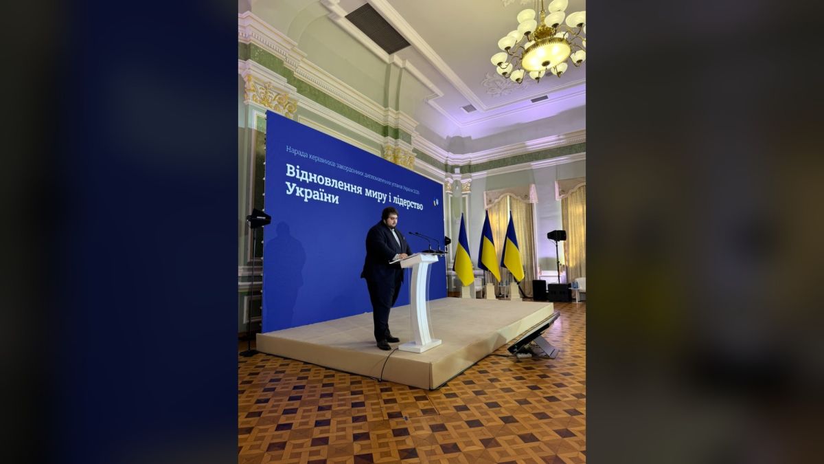 Як Фундація Пилипа Орлика допомагає українцям за кордоном Голова правління Фундації Пилипа Орлика Артем Миколайчук виступає на нараді керівників закордонних дипломатичних установ України