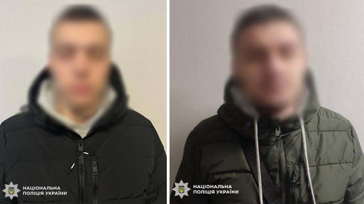 Двоє затриманих підозрюваних у пограбуванні 57-річного киянина в Солом'янському районі — фото Національної поліції
