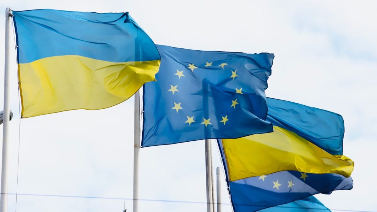 Politico: ЄС пропонує Україні власну «взаємовигідну» угоду щодо корисних копалин Прапори України і Євросоюзу