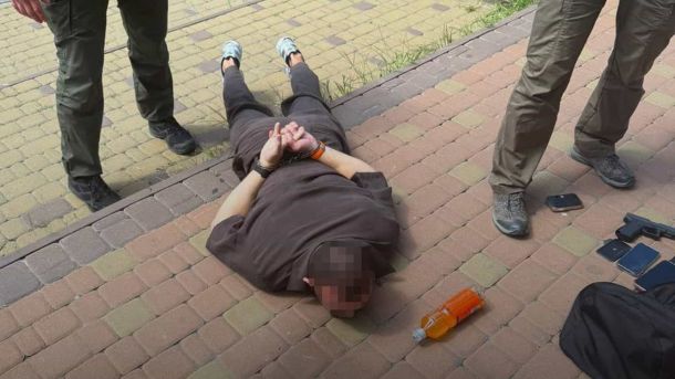 Ексочільника СІЗО Києва підозрюють у прихованні будинку на 3,8 млн Логотип САП і НАБУ — підозра у вимаганні 1 млн доларів за уникнення екстрадиції до Росії
