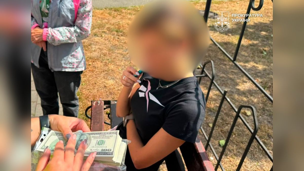 Керівниця районного Червоного Хреста та волонтер затримані у Києві на отриманні $20 000 за фіктивну бронь від мобілізації