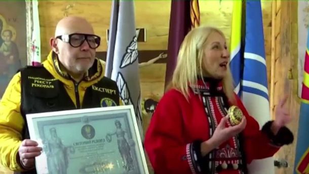 Експерт Національного реєстру рекордів вручає відзнаку організаторці ініціативи Писанка Єднання на Великдень у Пирогові