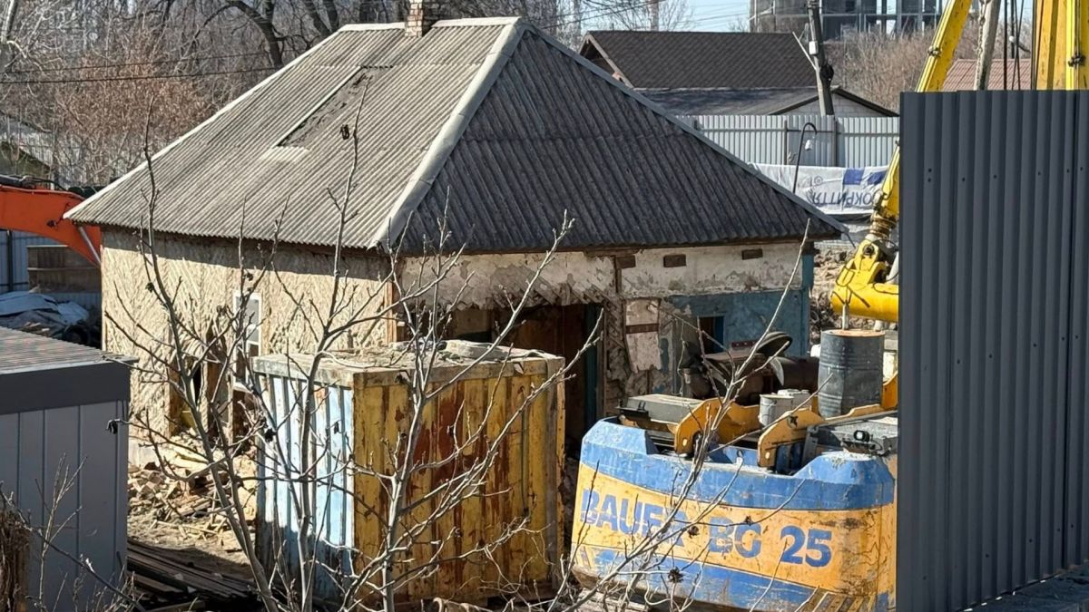 Дерев'яна садиба ХІХ століття на вулиці Завальній на Осокорках із будівельною технікою поруч