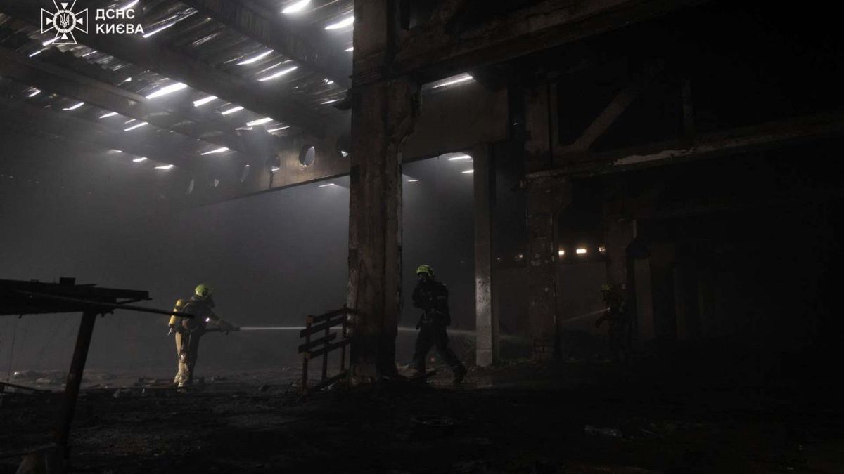 На Подолі вигоріла покрівля нежитлової будівлі Рятувальники ДСНС ліквідують пожежу покрівлі нежитлової будівлі на вулиці Віктора Некрасова у Подільському районі Києва, площа горіння 800 кв. м