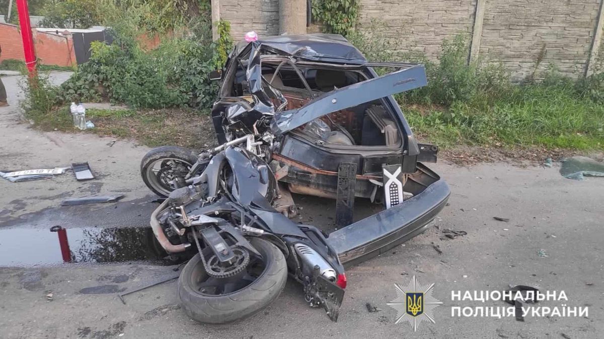 ДТП у Василькові: мотоцикл зіткнувся з ВАЗ, двоє госпіталізовані Розбитий мотоцикл Yamaha і пошкоджений автомобіль ВАЗ на місці ДТП у Василькові, де постраждали водій і пасажир мотоцикла