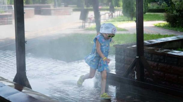 У Києві встановлюють рамки-розпилювачі води для охолодження: ілюстративне зображення мистиння парку в спеку для зниження температури