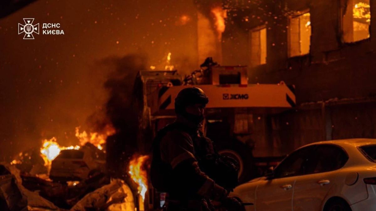 Ракета влучила у склади в Деснянському районі: двоє постраждалих (оновлено) Рятувальник ДСНС на тлі пожежі складських приміщень у Святошинському районі Києва вночі 8 липня 2026 року