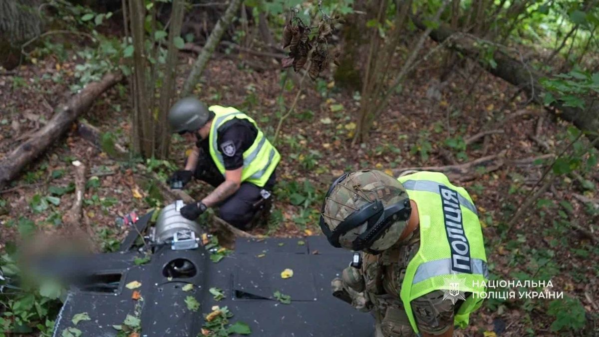 Уламки «Герані-4» знайшли у лісосмузі Голосіївського району після атаки Уламки російського безпілотника типу Герань-4 у лісосмузі Голосіївського району Києва після ранкової атаки