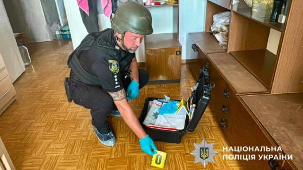 Двір на Полярній, 6: іржава гірка, бетон і скло замість майданчика Поліцейські Київщини на місці вбивства у Білій Церкві, де 62-річний застрелив брата 29 липня