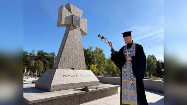 Пожежа у Святошинському р-ні — горіли два вантажні авто на Жмеринській Священник із кадилом і хрестом біля кам’яного козацького хреста з написом «Героям слава» на кладовищі, квіти на постаменті