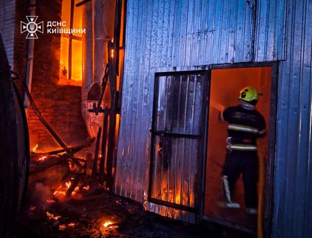У селищі Іванків ліквідували пожежу деревообробного цеху площею 150 кв. м