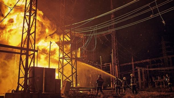 Рятувальники гасять пожежу на енергетичному об'єкті