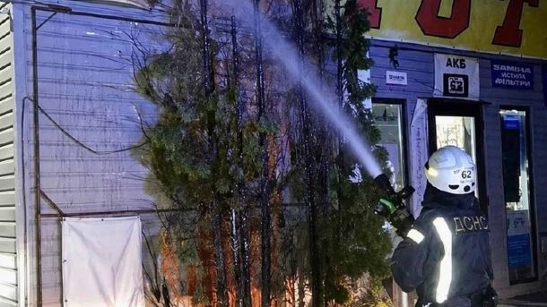 Рятувальники 62-ї пожежно-рятувальної частини гасять пожежу в магазині «Автотовари» у селі Святопетрівське Бучанського району вночі 10 липня