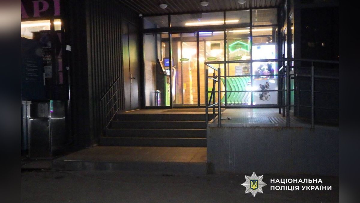 У Деснянському р-ні підозрюють у нападі з ножем через гроші на алкоголь Поліцейські затримали підозрюваного у нападі з гострим предметом у супермаркеті у Деснянському р-ні Києва