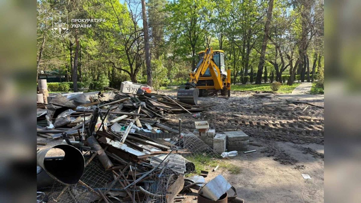 Демонтаж 25 незаконних альтанок і кафе в парку «Партизанська слава» в Дарницькому районі Києва: екскаватор і будівельне сміття на місці знесених споруд