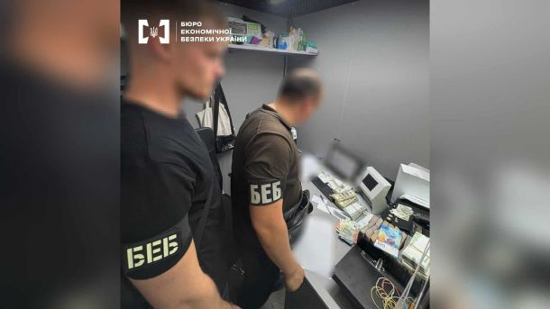 Детективи БЕБ викрили мережу нелегальних обмінників у Києві та вилучили готівку на суму понад 7 млн грн у різних валютах