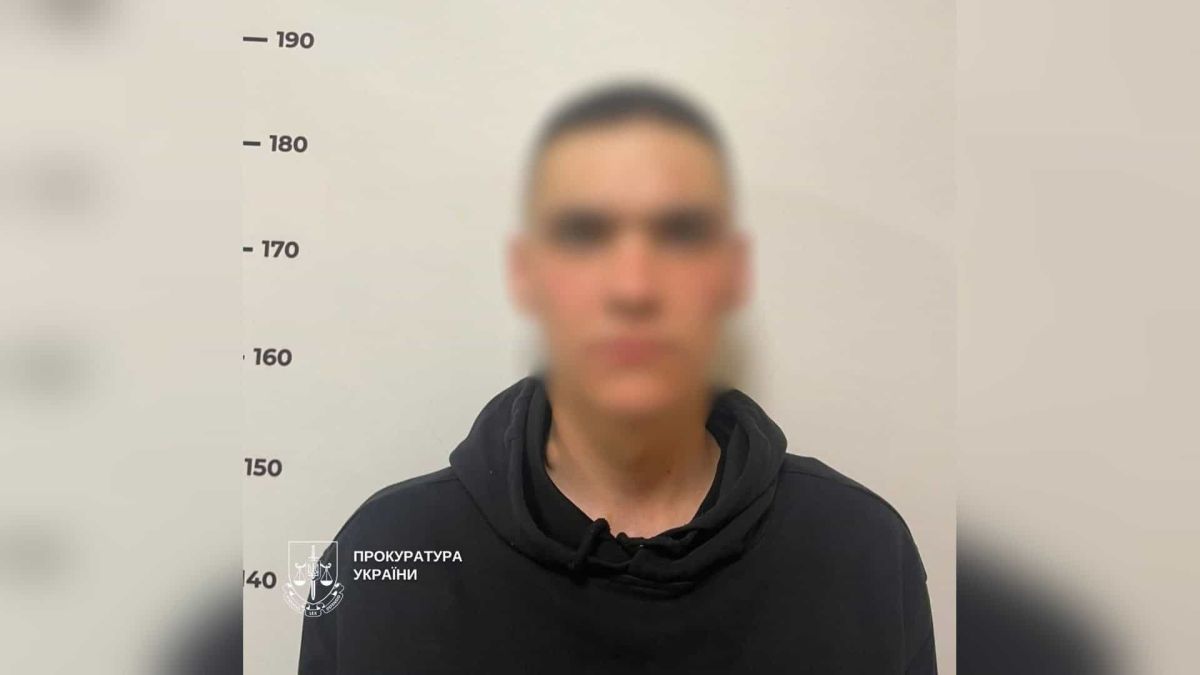 20-річний киянин із розмитим обличчям на тлі шкали зросту — засуджений до 9 років за збут наркотиків через поштомати
