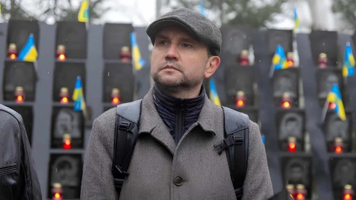 УІНП 20 років: Володимир В'ятрович про Пантеон у центрі Києва Володимир В'ятрович, народний депутат і колишній голова УІНП, біля меморіалу з прапорами України