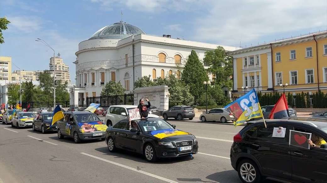 У центрі Києва пройшов автопробіг на підтримку зниклих безвісти та військовополонених із 32 ОМБр, 3 травня 2025 р. Фото: Cуспільне / Дар'я Григоренко