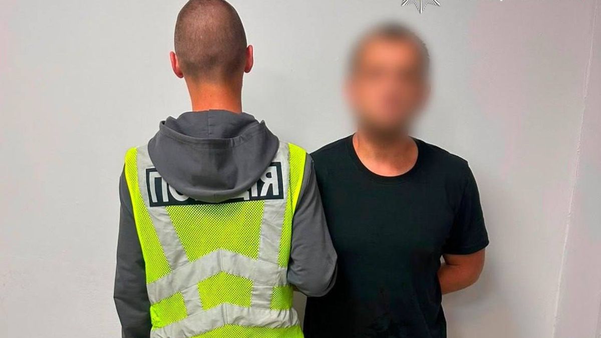 Поліцейські затримали 42-річного рецидивіста, який вкрав автомобіль ВАЗ із парковки супермаркету на Столичному шосе в Києві