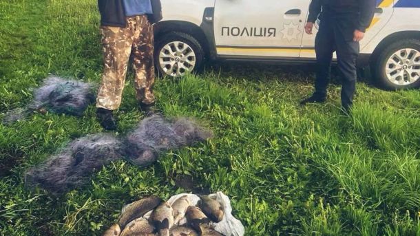 Поліцейські Білоцерківського району затримали браконьєра з сітками на березі річки Протока в Гребінківській громаді
