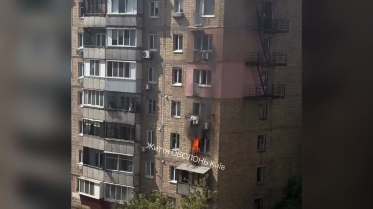 На Оболонському проспекті, 7В горіла квартира: вогонь загасили Вогонь у вікні квартири багатоповерхівки на Оболонському проспекті в Києві, дим над фасадом будинку