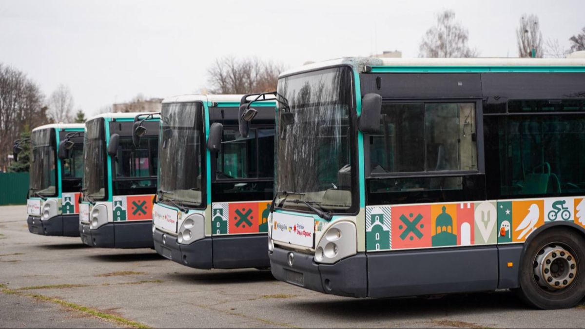 Передача чотирьох автобусів від французького регіону Іль-де-Франс Боярській громаді Київської області