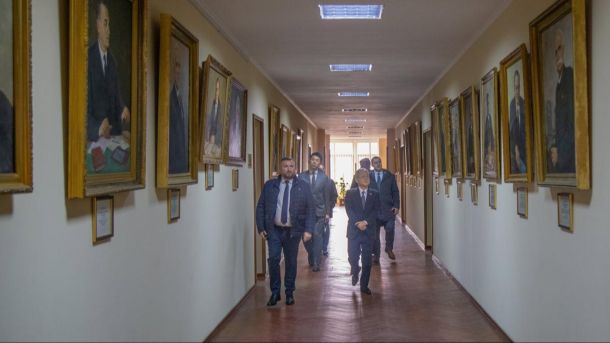 Делегація на чолі з Послом Японії Масаші Накаґоме йде коридором КНУБА повз портрети видатних науковців університету