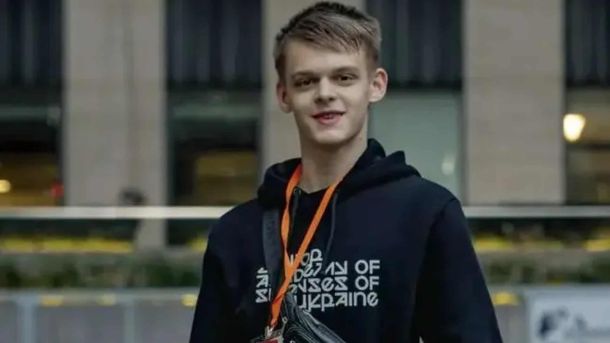 16-річний винахідник Вадим Добровольський у худі United24 на вулиці біля офісної будівлі