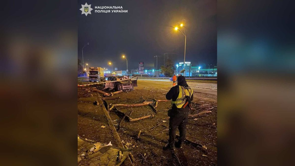 Атака на Київ: загинула 46-річна жінка, 15 постраждалих (оновлено) Поліцейський на місці удару в Києві: розбитий автомобіль, повалені дерева й уламки на узбіччі після атаки 26 жовтня