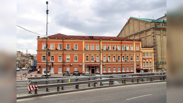 Двох військовослужбовців взяли під варту за вбивство киянина на Набережному шосе Будинок на вулиці Петра Сагайдачного, 4 у Києві, де в готелі «Дніпровська гавань» мешкав Олександр Купрін