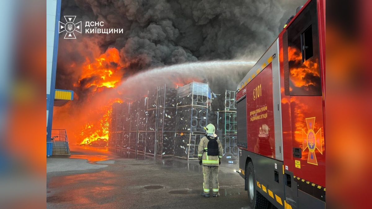 Пожежники гасять масштабну пожежу на логістичному об'єкті Київщини після повторного російського удару