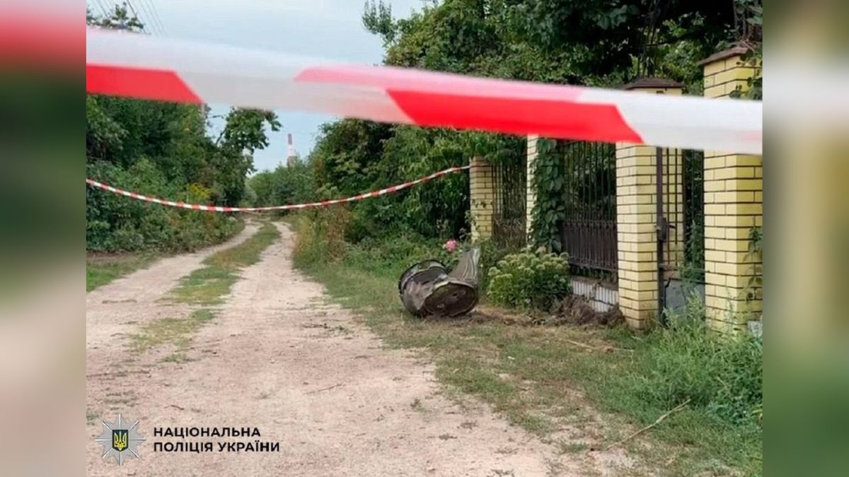 У Дарницькому районі знешкодили бойову частину ракети С-400 Вибухотехніки поліції знешкоджують бойову частину ракети С-400 у житловій забудові Дарницького району Києва — близько 180 кг вибухівки