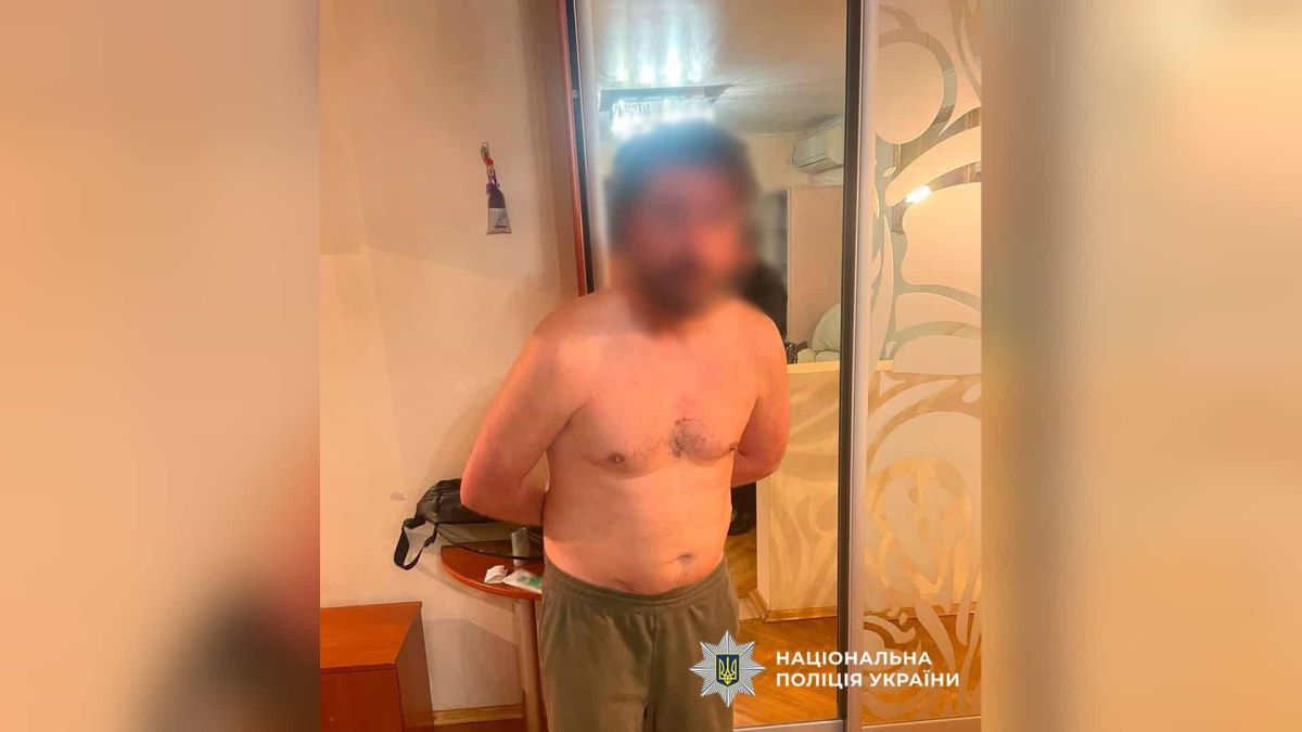 41-річний киянин п’яним відкрив стрілянину з балкона у Шевченківському р-ні Поліцейські у дворі багатоповерхівки на вулиці Січових Стрільців у Шевченківському р-ні після стрілянини з балкона