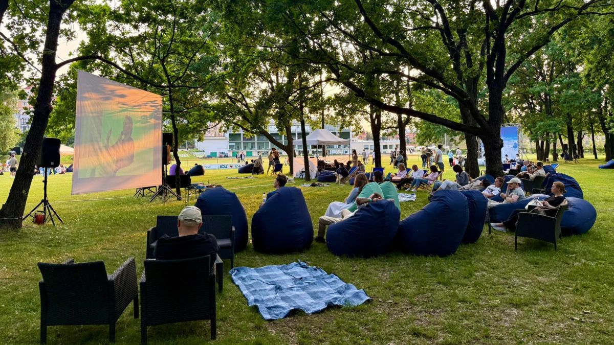 Літній кінотеатр біля гольф-клубу: KSE відкрила простір для кінопереглядів просто неба на Оболоні