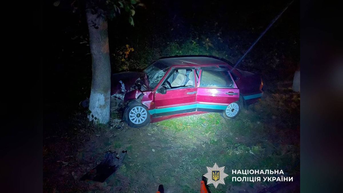Поліцейські на місці ДТП у Кагарлику, де п'яний водій ВАЗ врізався в дерево і травмував пасажира