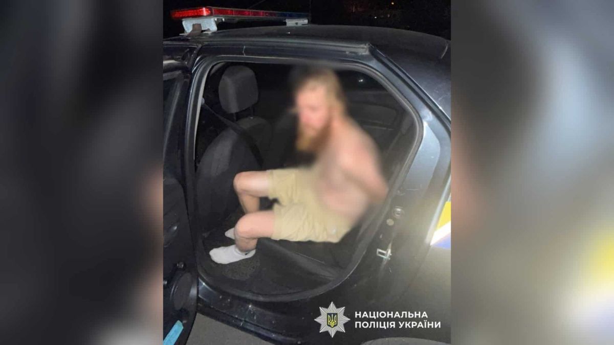 Киянина засудили на два роки за насильство над матір’ю Поліцейський автомобіль у Києві, у салоні якого сидить чоловік, засуджений за систематичне домашнє насильство щодо матері