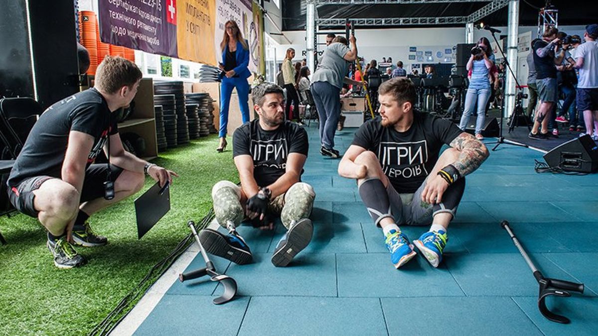 Кілька ветеранів сидять в спортивному залі