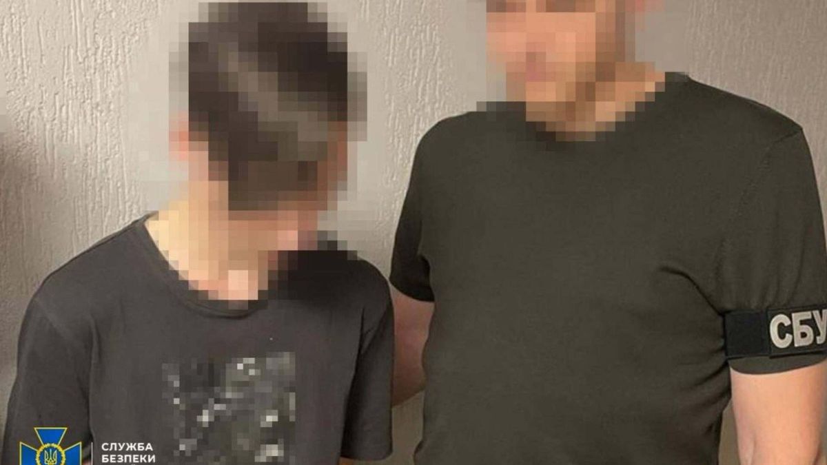 Співробітник СБУ затримує 18-річного киянина, який коригував ворожі авіаудари по Києву після атаки 24 травня 2026 року