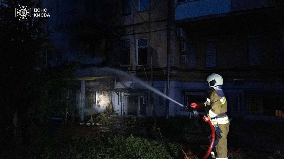 Рятувальники ДСНС ліквідують пожежу у п'ятиповерхівці на вул. Симона Петлюри, Київ