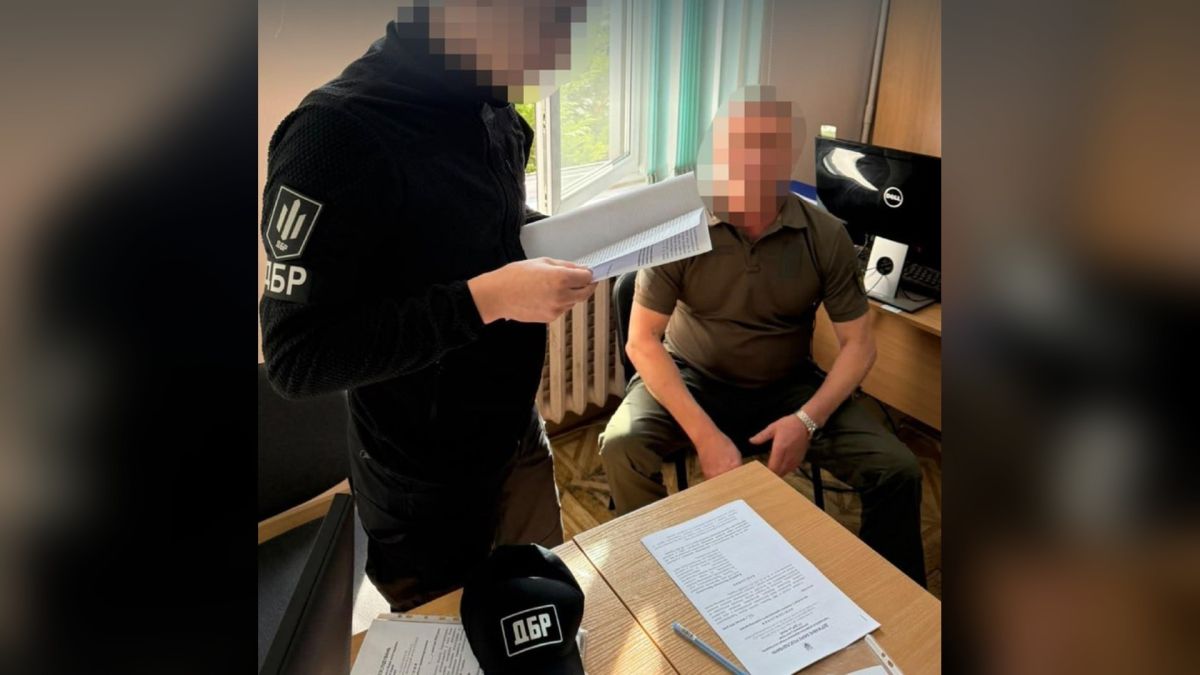 Посадовців лісгоспу підозрюють у недбалості через вирубку 448 дерев на Київщині Слідчий ДБР вручає підозру посадовцю лісового господарства через незаконну вирубку дерев у Тетіївському лісництві на Київщині