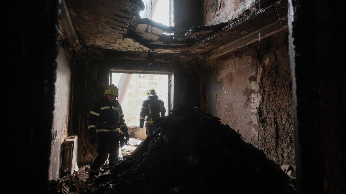 Рятувальники стоять на розвалинах квартири в Києві